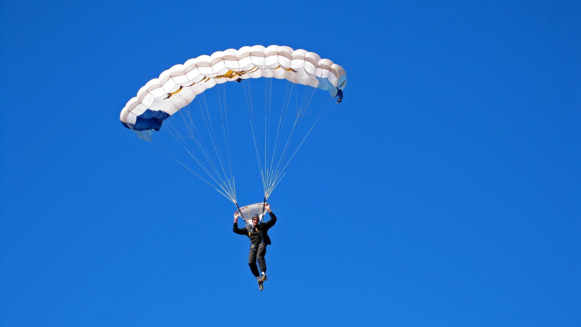 爱游戏体育官方入口-“高原冲刺：雪山顶上的极峰行动”，雪山顶端